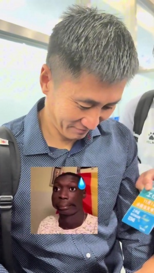 高人气！马宁被球迷围住要签名：马老师，苏超激烈还是中超激烈？