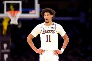 首节很完美！海斯出战7分钟5中5砍11分 还扔进一记三分！