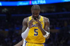 疑似背部受伤！湖记：艾顿背部缠着绷带回到板凳席 仍可继续登场