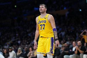 宛如探囊取物！东契奇闲庭信步追身三分+抢断快攻对抗上篮连取5分