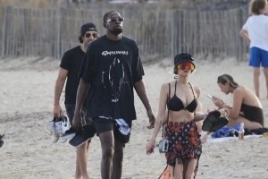 KD调侃女主持：我和一个像你的女孩一起游玩 大家都说咱俩在恋爱