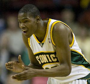 18年前的今天杜兰特代表西雅图超音速队完成NBA首秀 表现惊艳