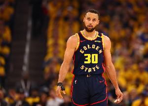 喝假酒？库里投篮迷失+失误爆炸 23投仅得24分+5失误 正负值-21！