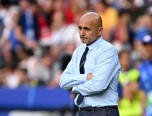 斯帕莱蒂：库普梅纳斯表现积极且具备防守意识，他能适应新的位置