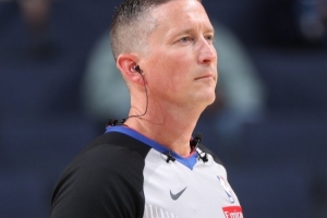 NBA官方：自明日起 裁判将直接使用佩戴的耳麦与回放中心沟通