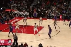 就得坚决发挥优势！艾顿低位接球 面对克林根转身中投一气呵成！