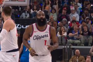 登峰造极的登！哈登开场连得12分 包揽球队所有得分！