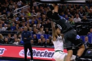 攻防碾压！布莱克反击暴扣打进加罚 魔术轰24-4进攻狂潮打停绿军