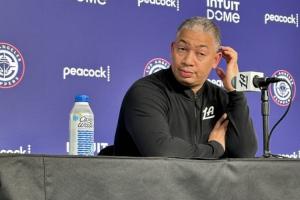 开始摆烂！卢生气又无奈 小吧看到他吹着口哨走出采访室