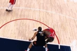 裁判没表示！哈登被狄龙顶到腹部 双方爆发口角被拉开！