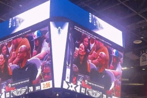 名宿来助阵！马刺功勋“海军上将”来到现场看球 球迷掌声雷动