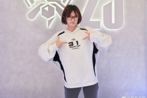 主持人夏安晒照：李宁！可以预测比分的卫衣！就这样速速来袭