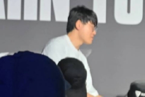 差点忘了Gumayusi采访完后险些忘记fmvp奖杯带走