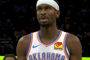 还得看你！亚历山大反跑空切 对抗科沃德高难度拉杆上篮2+1止血