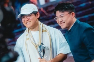 真有点神相！赛事官方分享Gumayusi、Uzi合影照片