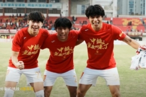 阮奇龙庆祝冲超：美好的一个赛季❤️一起期待2026新的挑战