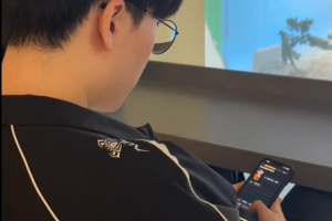 暗示续约？AL运营官号发布Kael学习中文视频 圣枪哥在边上指导