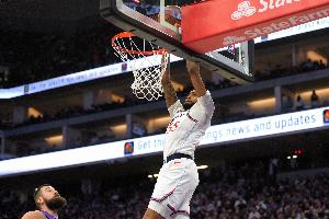 防守挺好！邓恩10中5得到11分2板2断1帽 三分4中1