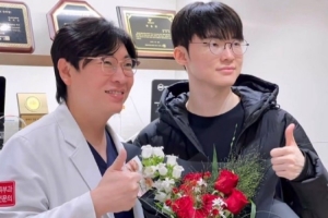 粉丝分享和Faker的合照：去了皮肤医院的李哥