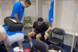 以身作则！韩德君、高诗岩、原帅等老将带头打扫更衣室