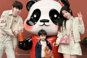 糖小幽发布日常：公费游成都vlog！Doinb第一次带娃旅行状况连连