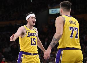 湖人明日挑战卫冕冠军 东契奇里夫斯出战 詹姆斯&文森特继续缺席