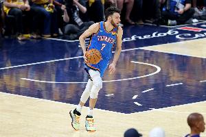 三分线外持球攻！霍姆格伦突破至篮下精妙脚步晃飞波斯特轻松得分