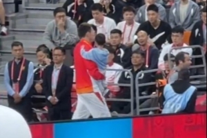 太有爱了！周琦带孩子出席全运会颁奖仪式