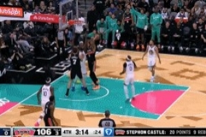 真是够不到！文班亚马自投自抢 举着胳膊一抢二轻松补篮！