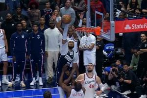 高科技！哈登抛投被加福德大帽拒绝 裁判吹罚干扰球 AI证明错判！