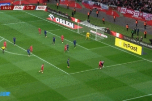 如入无人之境24岁范德芬边路起飞一条龙疯狂推进，这是中卫？