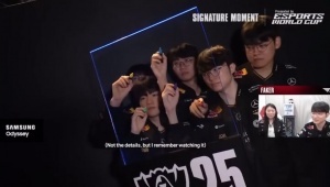 Faker：五个人像这样聚在一起签名 空间非常拥挤 后面三个大块头一直逼着我们弯腰驼背