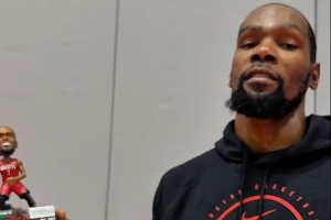 早点进场哦KD展示个人摇头娃娃：今天前3000名入场球迷将获赠