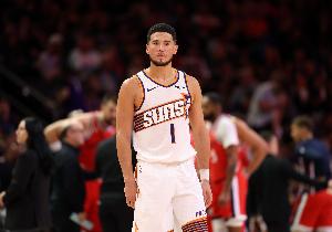 差距太大！布克&奥孔武争球 前者提前起跳违例