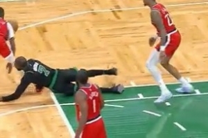 希望没事啊！小德里克·琼斯被杰伦·布朗扑倒 被搀扶回更衣室