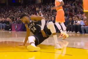 不要啊！字母哥捂着腹股沟表情痛苦 一瘸一拐更衣室！