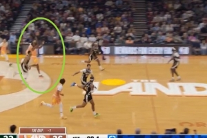 看错时间？小莫布里拿到篮板在还有9.1秒情况下直接甩出后场三分