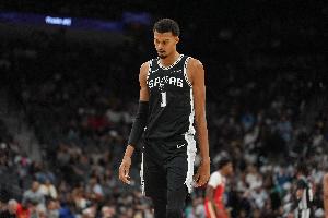 张佳玮：文班进攻端真得收着用 5连胜时我还说健康打完争dpoy就行