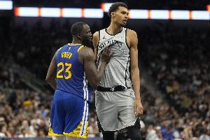 追梦谈防守文班：马刺为他设置了各种掩护 我感觉自己像在追库里