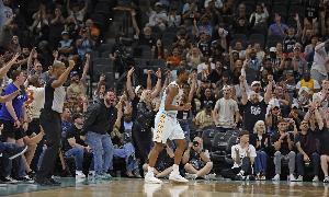 福克斯：巴恩斯在进攻端carry我们 他对球队很重要