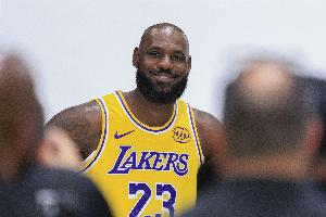 赏心悦目！老詹赛季首秀送12助攻 传球+投射随随便便打到45岁？