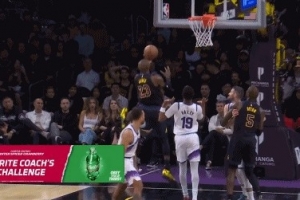 詹姆斯突破被裁判吹李凯尔防守犯规 爵士挑战成功拿到球权