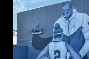 湖人官方晒瓦妮莎新书！此书内容为纪念科比&Gigi壁画及背后故事