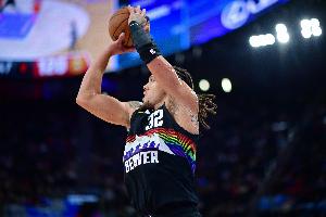 折损大将！掘金主帅：戈登因腿筋拉伤 预计将缺席一段时间