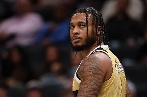 出一口气！惠特摩尔1分钟内先切入滑翔劈扣 接着上演飞身双手补扣