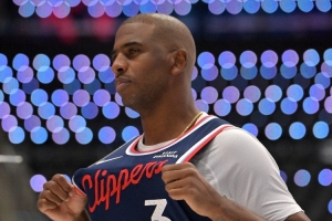 彩虹球衣！保罗效力过球队：黄蜂 快船 火箭 雷霆 太阳 勇士 马刺