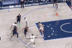 极限操作！克莱1秒接边线球底角漂移 三分出手球进灯亮完成压哨