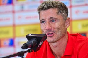 莱万传记作者：莱万年轻时很瘦小像卡通人物，我认为他有自卑情结