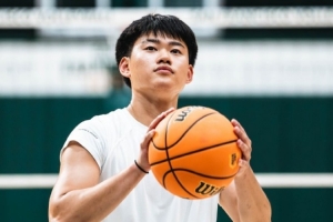 媒体人：赵维伦不在旧金山大学主帅轮换的考虑范围 建议明夏转校