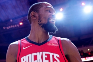 重口味小帅！杜兰特离场前将抠出的鼻屎送给场边球迷